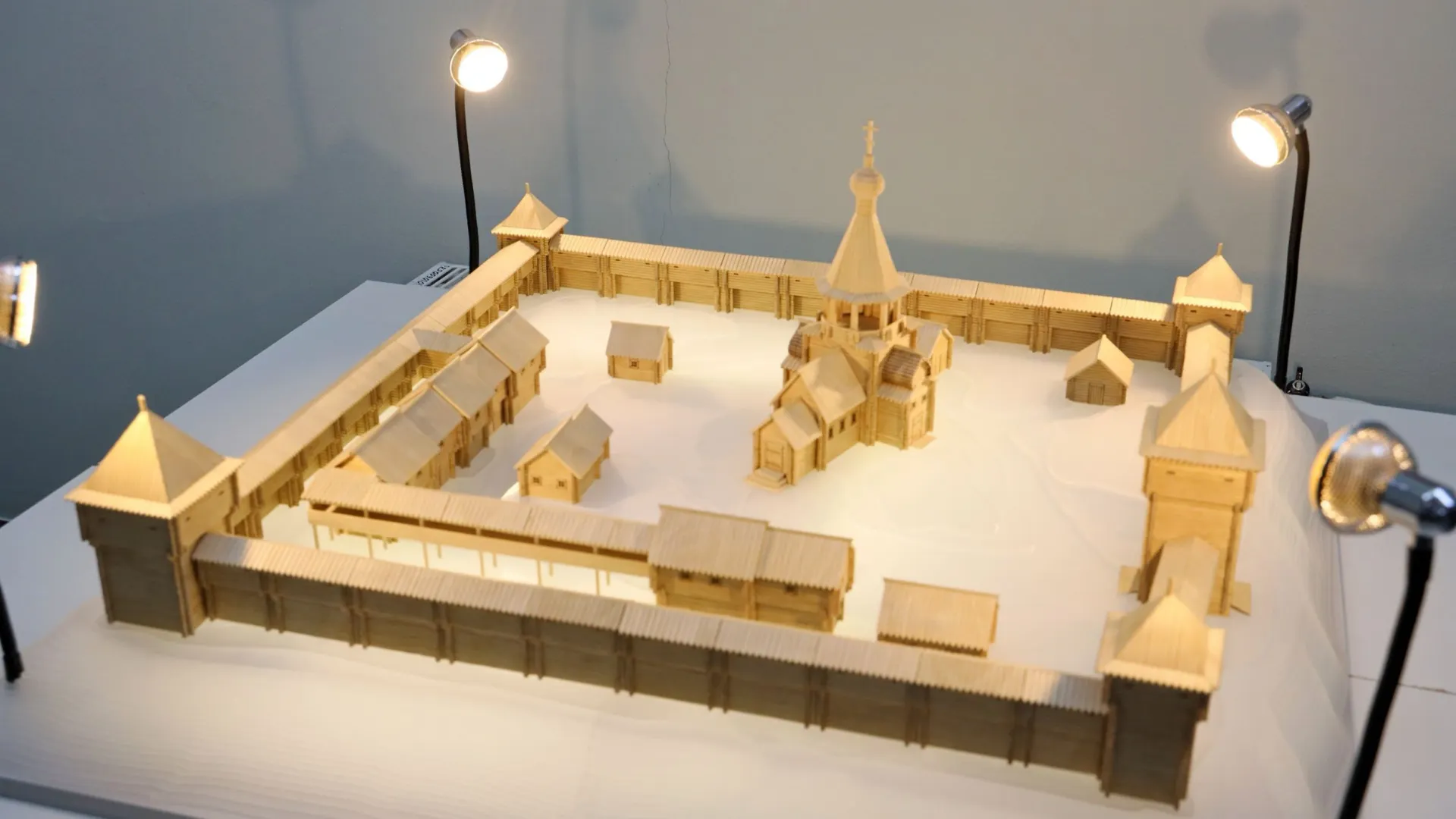 Фото: Василий Петров / «Ямал-Медиа». Макет Мангазеи, представленный на выставке в МВК имени Шемановского