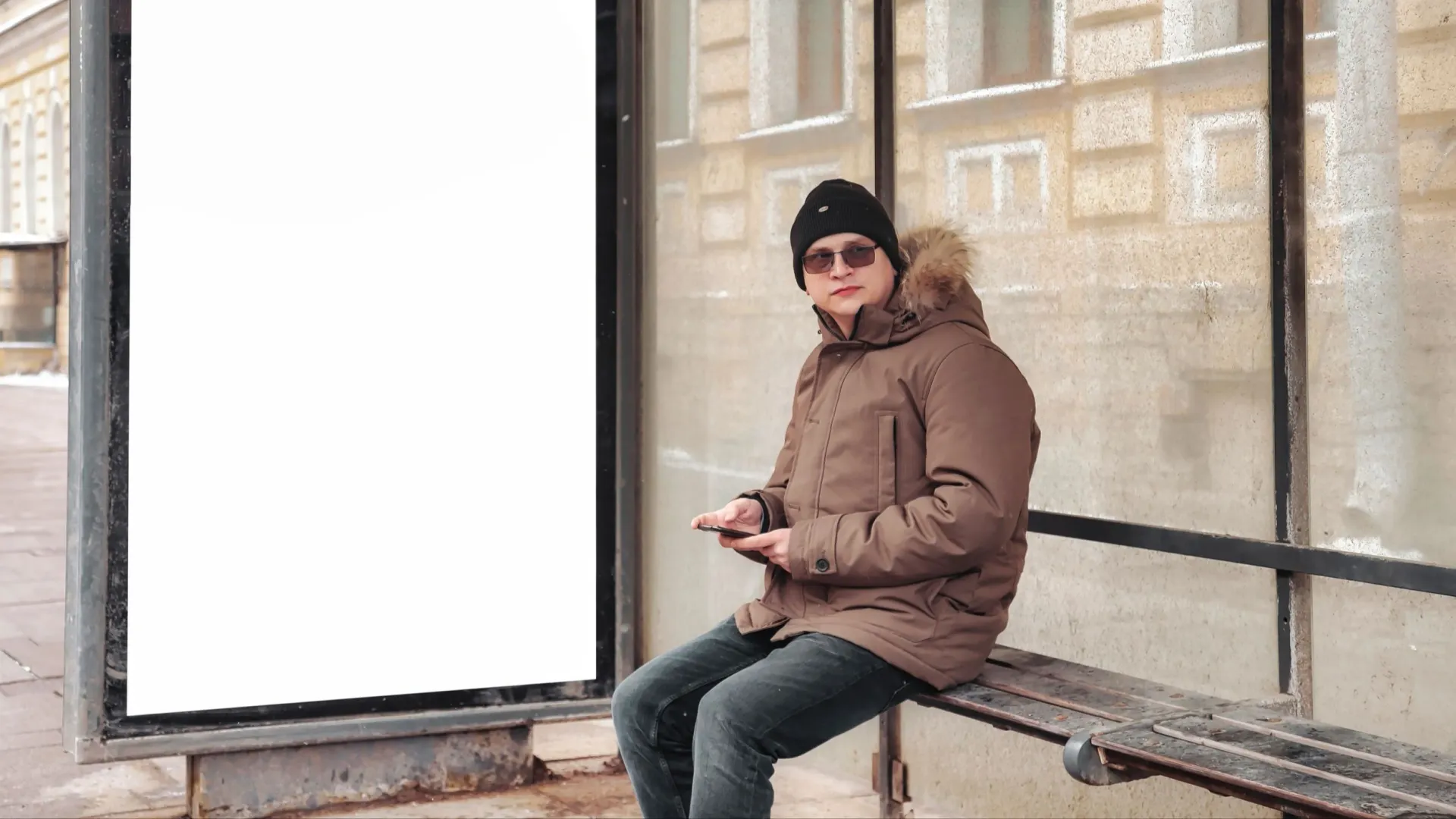 Расписание и маршруты общественного транспорта лучше узнать до выхода из дома. Фото: Alex Vog / Shutterstock / Fotodom