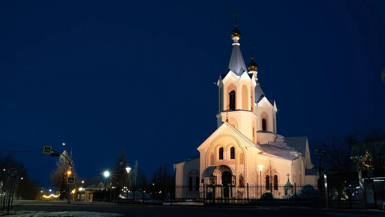 Храм Святых апостолов Петра и Павла находится в исторической части города. Фото: Сергей Зубков / «Ямал-Медиа»