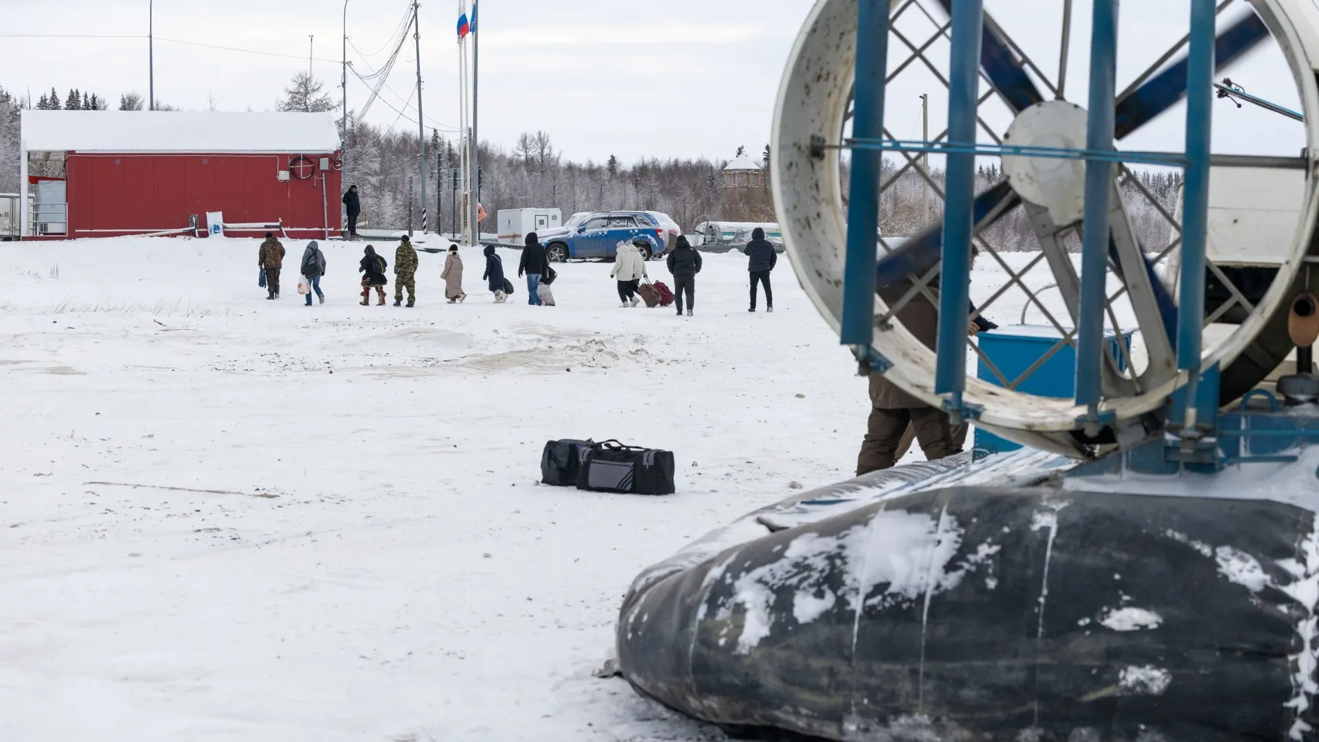 «Подушки» на переправе курсируют с утра до вечера. Фото: Фёдор Воронов / «Ямал-Медиа»