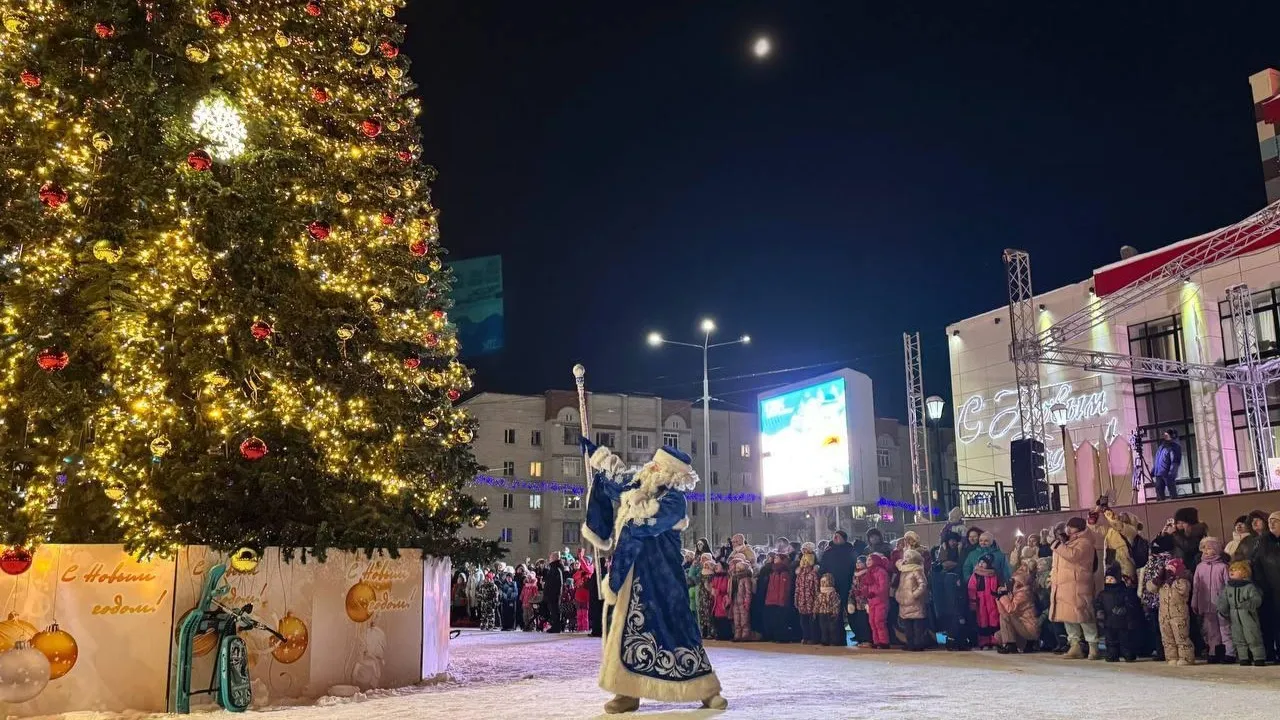 Так зажигали ёлку в ледовом городке на площади имени В. Нака. Фото: vk.com/uklbt