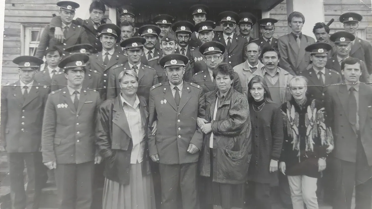 У нового здания РОВД, 1994 год. В первом ряду в центре — Пётр Буровцев, второй слева — будущий начальник окружного УВД Виктор Погорелый, откомандированный для участия в инспекторской проверке. Фото: предоставлено из личного архива Петра Буровцева