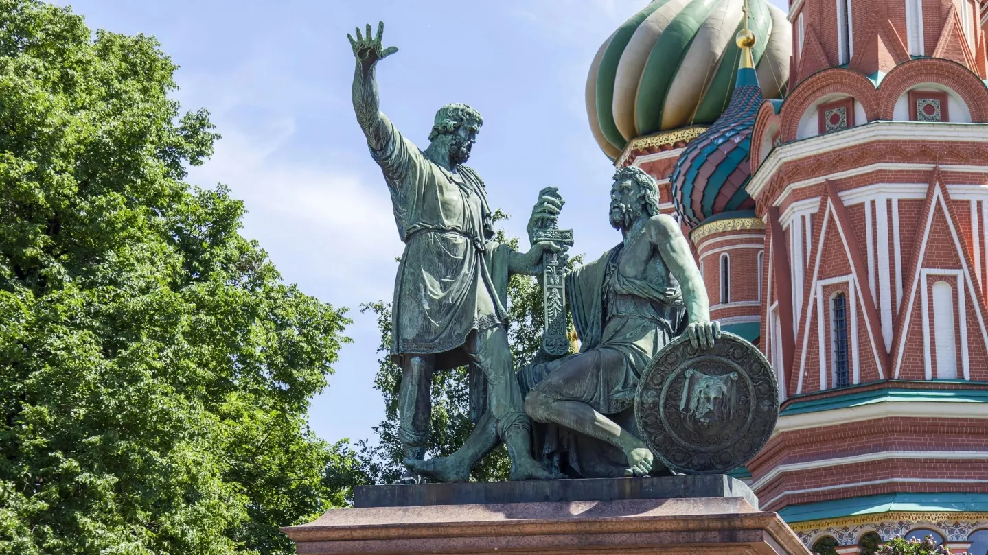 Памятник Кузьме Минину и Дмитрию Пожарскому открыли на Красной площади в Москве в 1818 году. Фото: bellena / Shutterstock / Fotodom