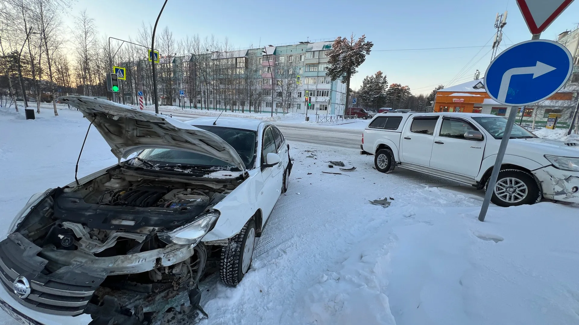 Водителя Nissan доставили в больницу. Фото: Ольга Климова / Ямал-Медиа