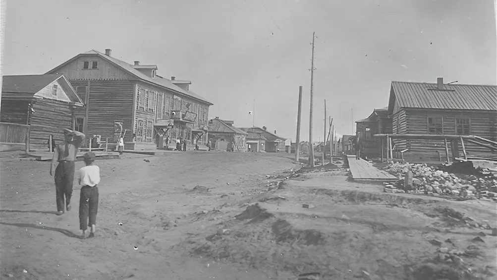 Таким Климов застал Обдорск. В 1930-е годы столица Ямала меняет не только свой статус, но и название. В 1933-м село Обдорск переименовали в районный посёлок Салехард. А в 1938 году посёлок становится городом. Фото: Иван Желтовский / из фондов МВК имени И. С. Шемановского