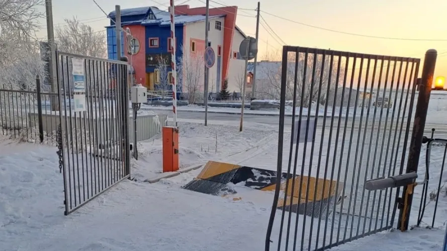 Противотаранное устройство не позволит подозрительным авто въехать на территорию школы. Фото: vk.com/salekhard_adm