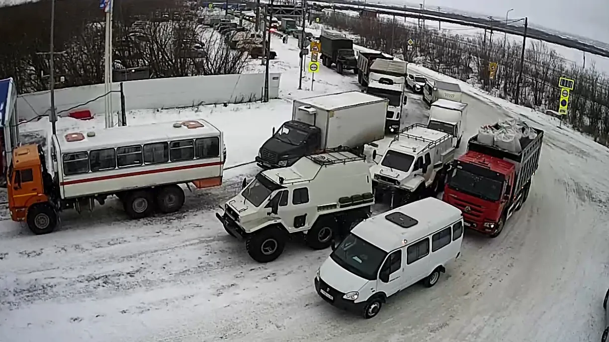 Фото: скриншот видео с онлайн-камеры на КПП у переправы со стороны Лабытнанги