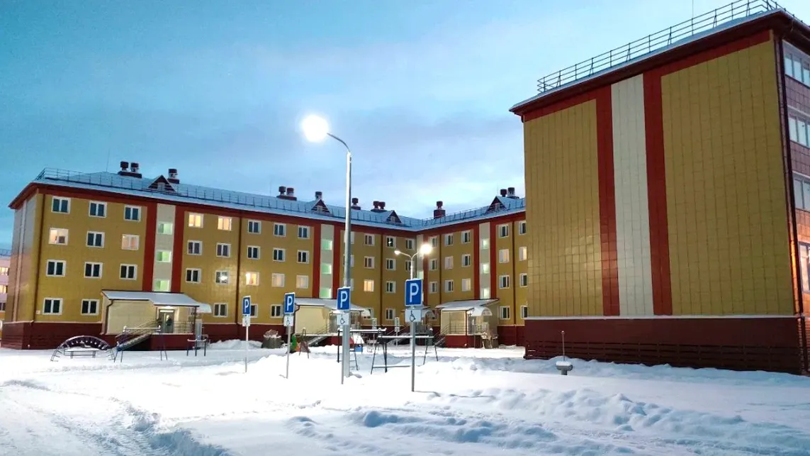 Прилегающая к дому территория полностью благоустроена. Фото: предоставлено пресс-службой губернатора ЯНАО