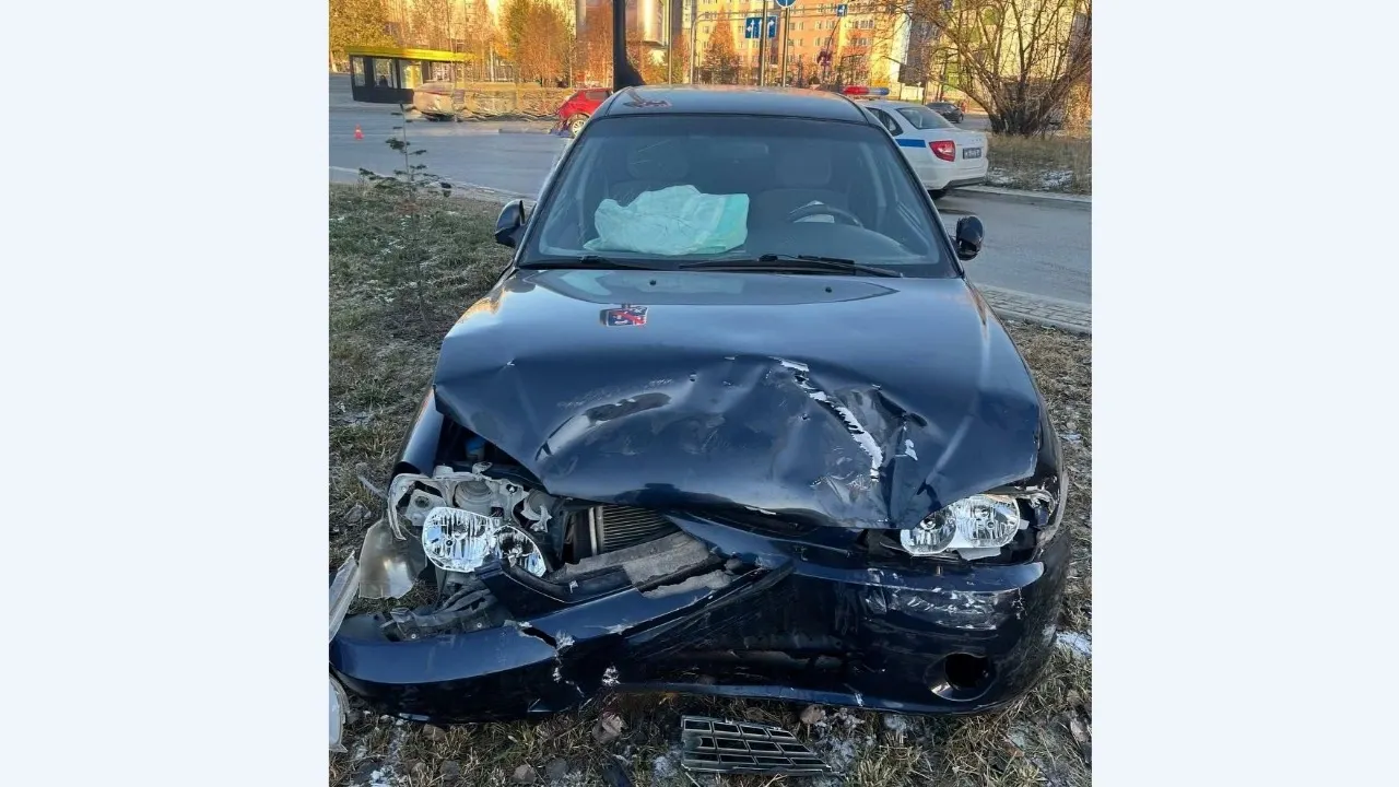Kia после ДТП на улице Ленина в Ноябрьске. Фото: Госавтоинспекция ЯНАО