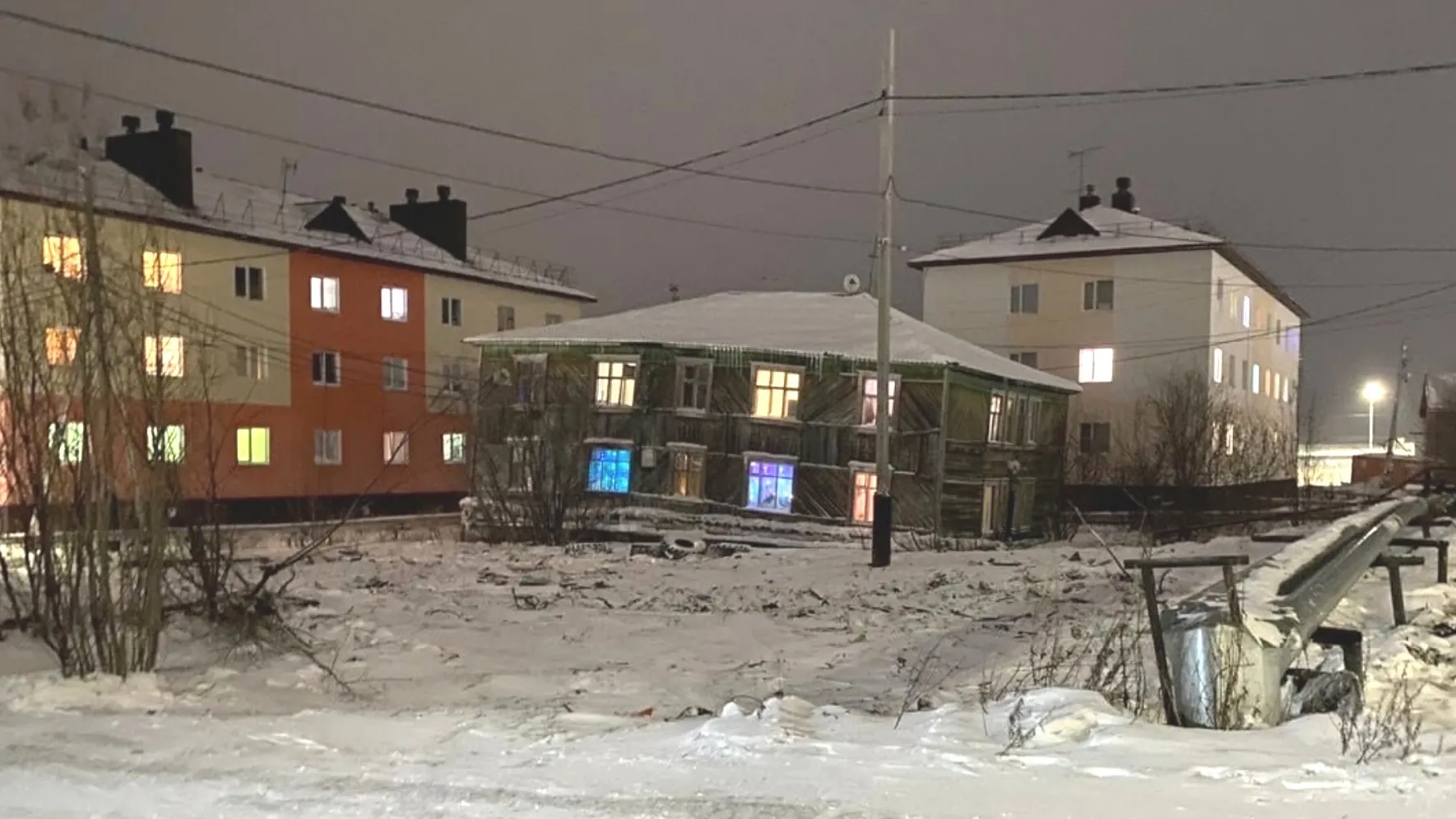 Покосившийся дом уже окрестили «Пизанским бараком». Фото: vk.com/inshd