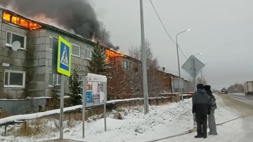 По предварительным данным, загоревшийся в Коротчаево дом расселен. Фото: телеграм-канал «Коротчаево Инфо» / t.me/koro89reg