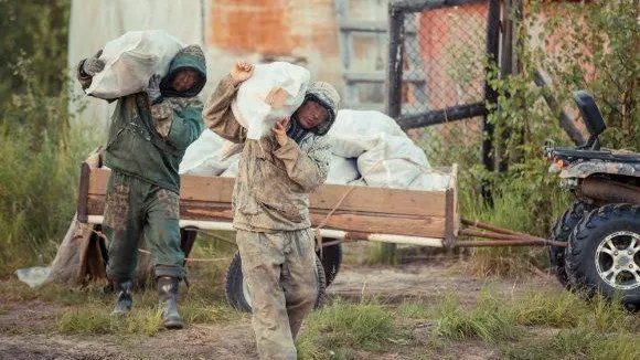 Рыбу из холодильников на плашкоут привозят на квадроцикле
