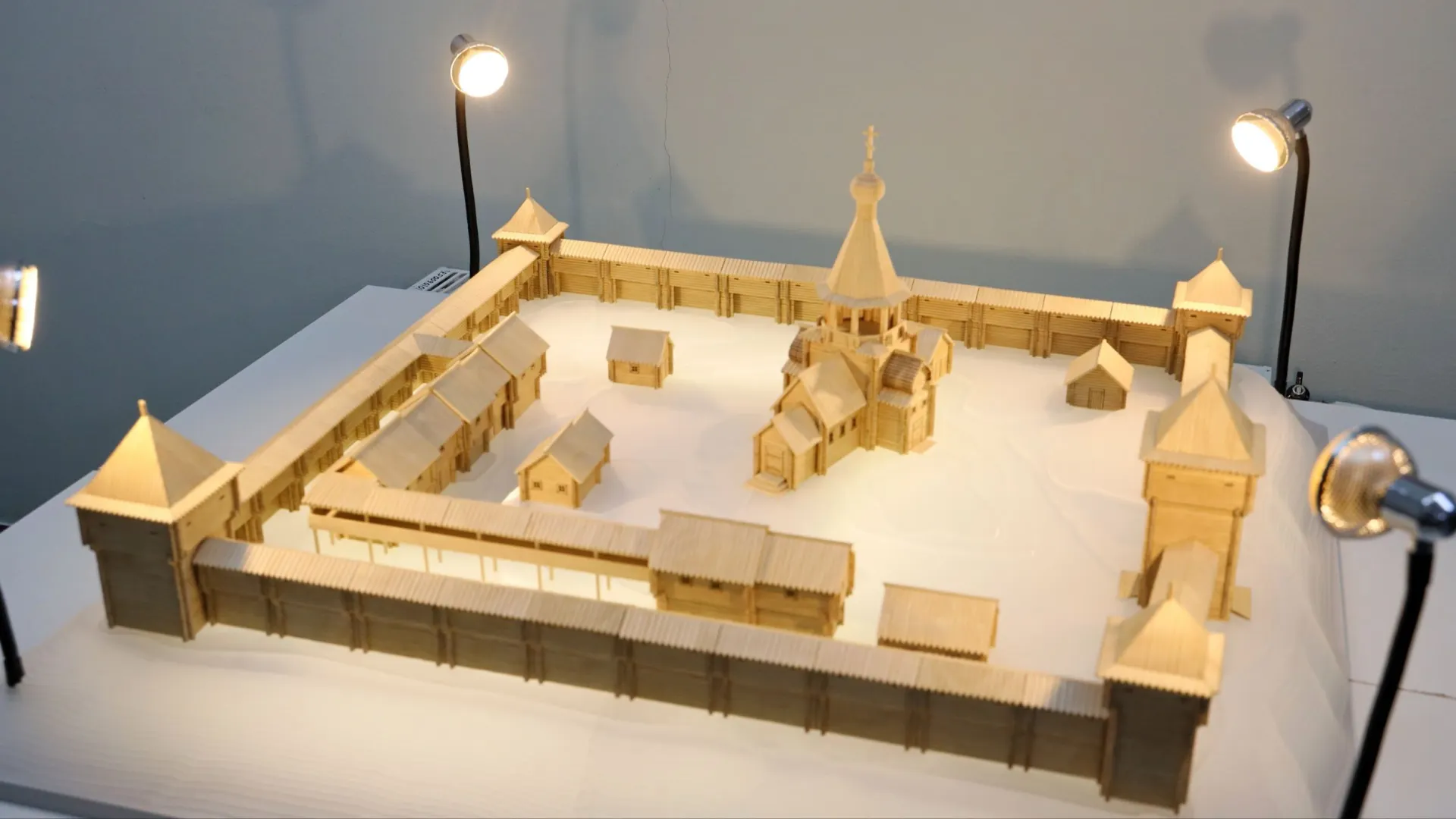 На выставке «Мангазея — благословенный свет через века. Первый святой Сибири Василий Мангазейский» в музее имени Шемановского в Салехарде. Фото: Василий Петров / «Ямал-Медиа»