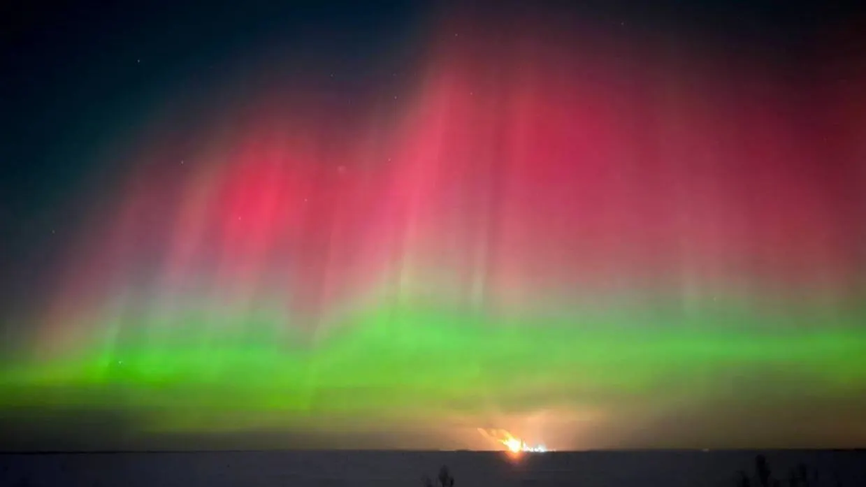 Необычайно яркое полярное сияние над Новым Уренгоем. Фото: Рустам Гордиенко