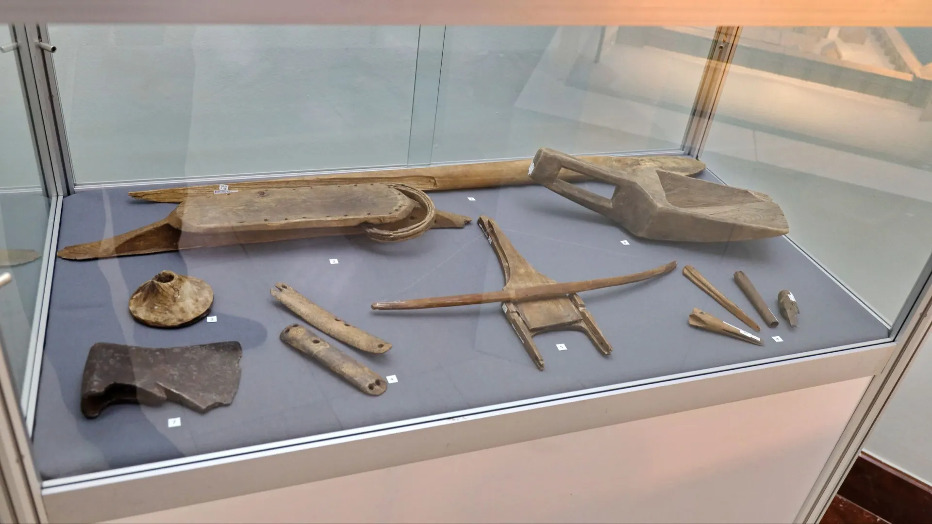 Найденные археологами предметы на месте древней Мангазеи. Фото: Василий Петров / «Ямал-Медиа»