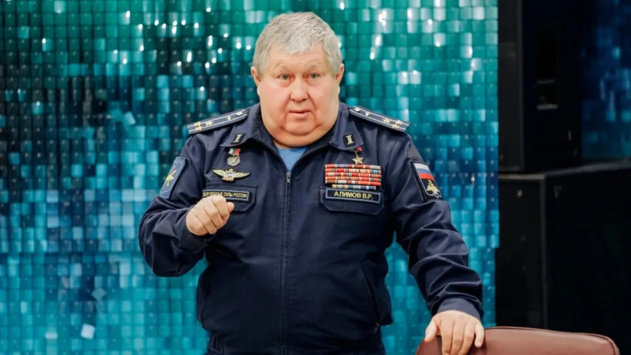 За плечами Владимира Алимова более 4000 полет-часов и около 200 прыжков с парашютом. Фото: vk.com/yamalrcpv