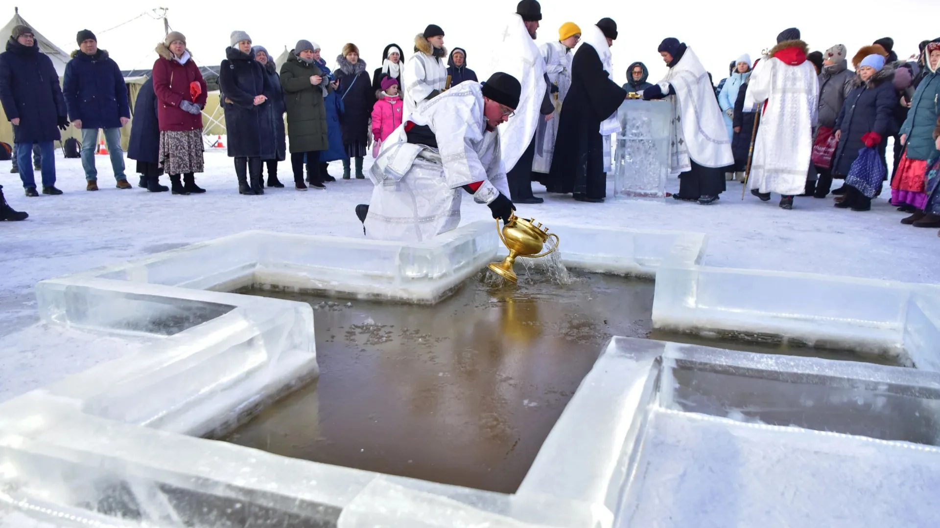 На праздник обязательно совершают чин освящения воды. Фото: Андрей Ткачёв / "Ямал-Медиа"