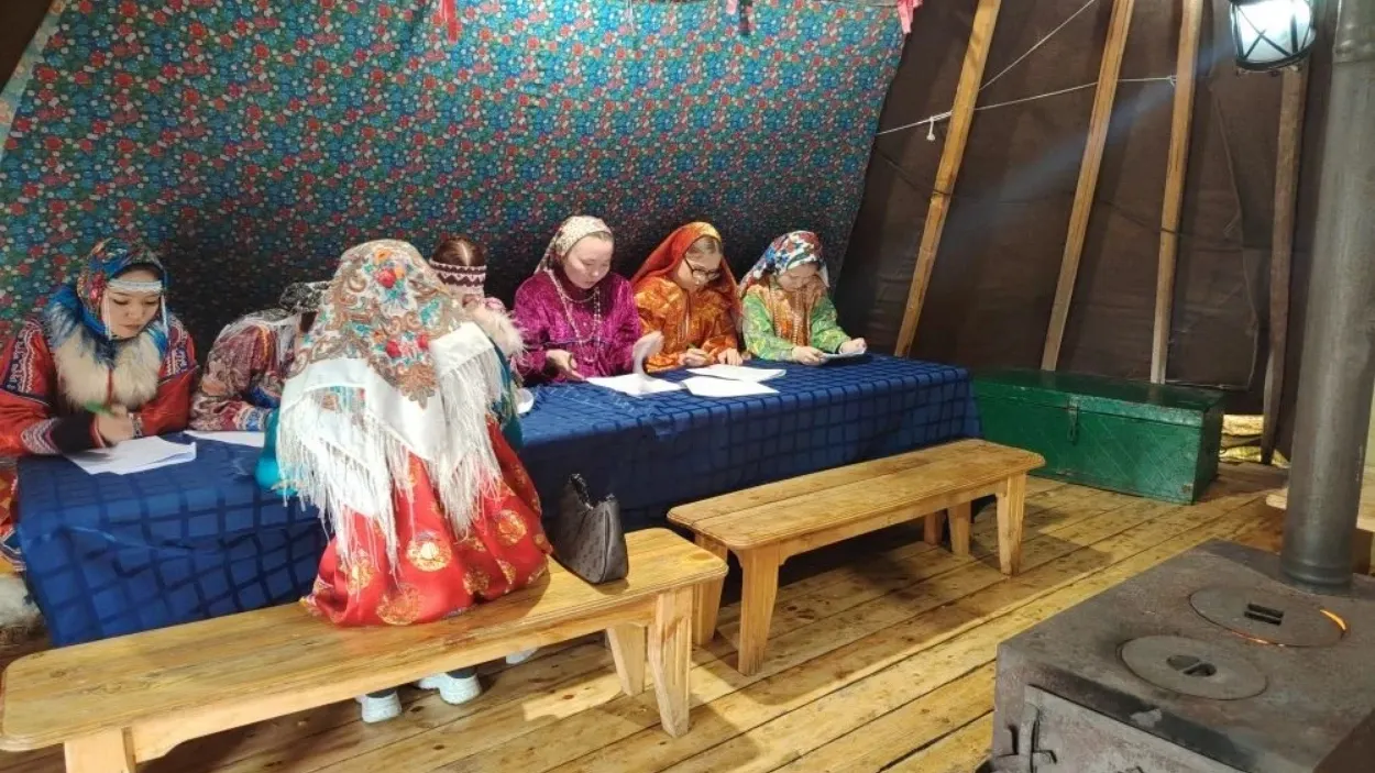 Ямальцы написали агродиктант в чуме. Фото: Марина Подгорная / «Ямал-Медиа»