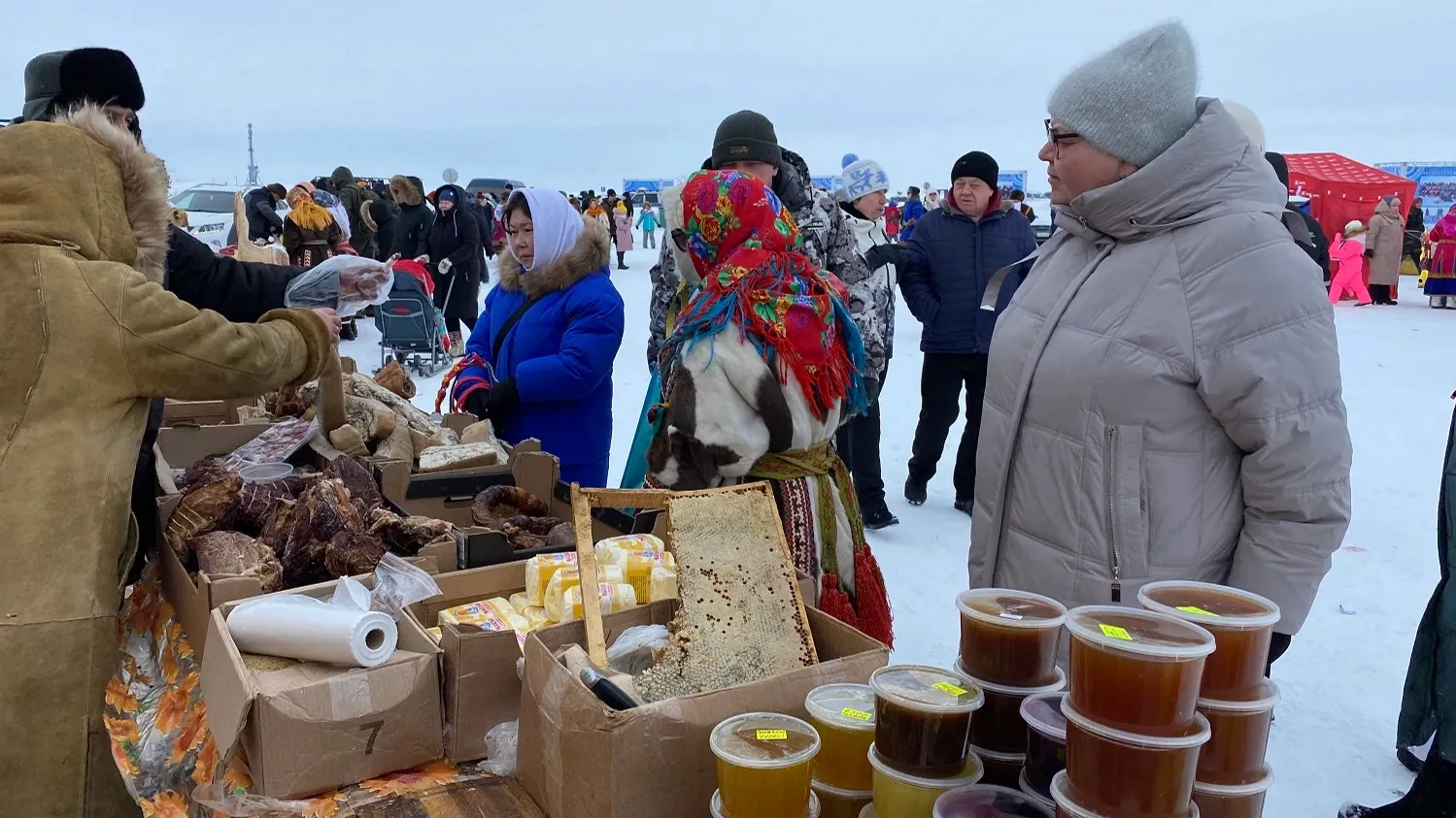 Производители и предприниматели везут на тазовскую ярмарку самый разнообразный товар. Фото: Анастасия Ульянова / "Ямал-Медиа"