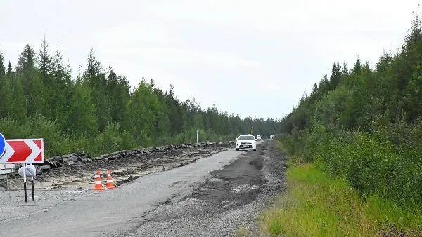 Дорога на Вынгапуровский – застарелая проблема. Ее постоянно разбивают большегрузы. Ею же приходится пользоваться жителям отдаленного микрорайона: получить какой-нибудь документ, посетить врача, некоторые ежедневно ездят на работу .Фото: Ольга Крикливец