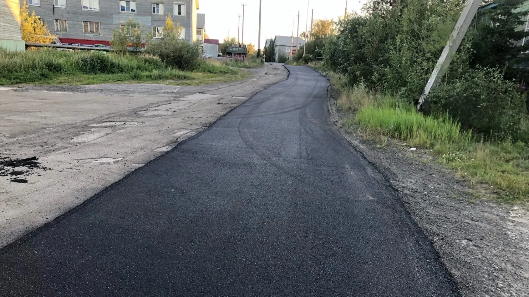 Дорога на улице Ангальский мыс подверглась критике в соцсетях. Фото: «Подслушано в Салехарде», «ВКонтакте»