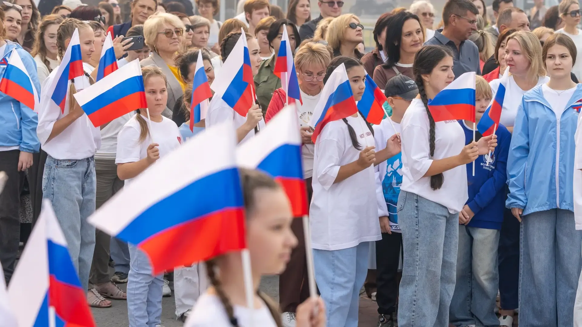 День флага России в Новом Уренгое, 22 августа 2026 г. Фото: Фёдор Воронов / «Ямал-Медиа»