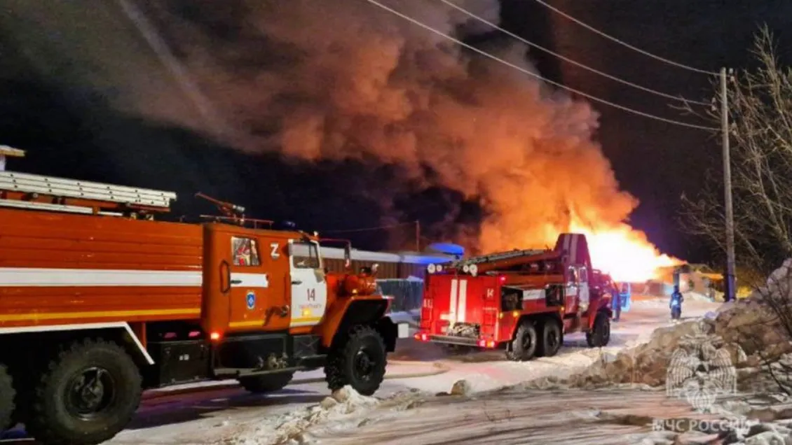 Огонь повредил два гаража и микроавтобус в Лабытнанги. Фото: пресс-служба ГУ МЧС по ЯНАО