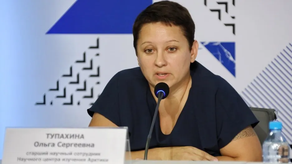 Ольга Тупахина: «Раскоп показал, что в местах, где сейчас тундра, 7000 лет назад шумели березовые рощи». Фото: Василий Петров / «Ямал-Медиа»
