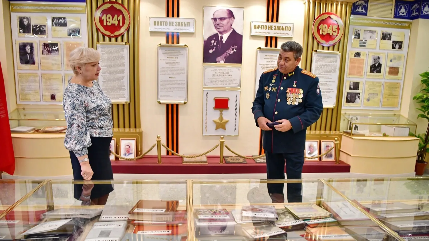 О знаменитых выпускниках школы Герою России рассказали во время экскурсии по музею. Фото: Андрей Ткачёв / "Ямал-Медиа"