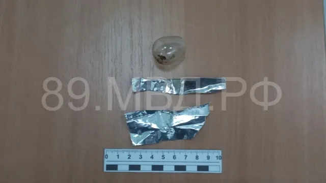 Наркотики задержанный заворачивал в фольгу. Фото: УМВД России по ЯНАО