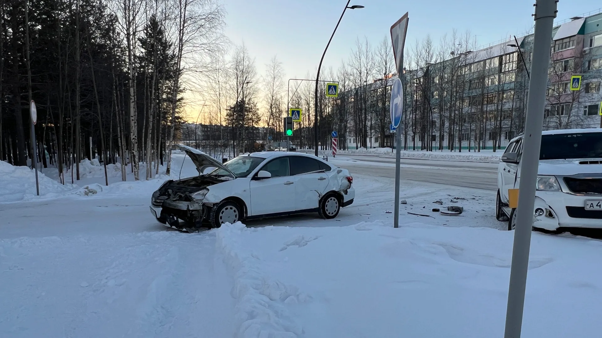 Nissan получил серьезные повреждения от удара. Фото: Ольга Климова / Ямал-Медиа