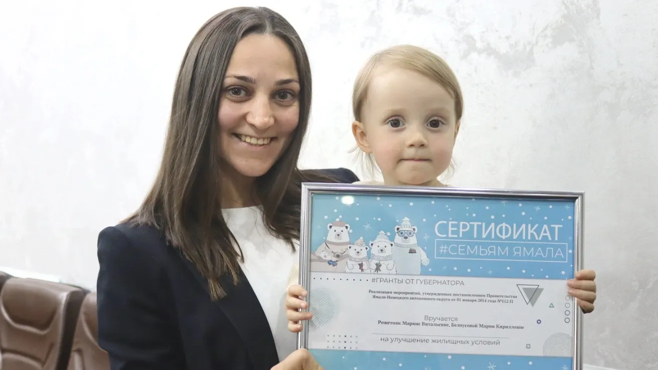 Марина Решетняк и ее дочка Маша радуются, что скоро переедут в новое жилье. Фото: пресс-служба губернатора ЯНАО