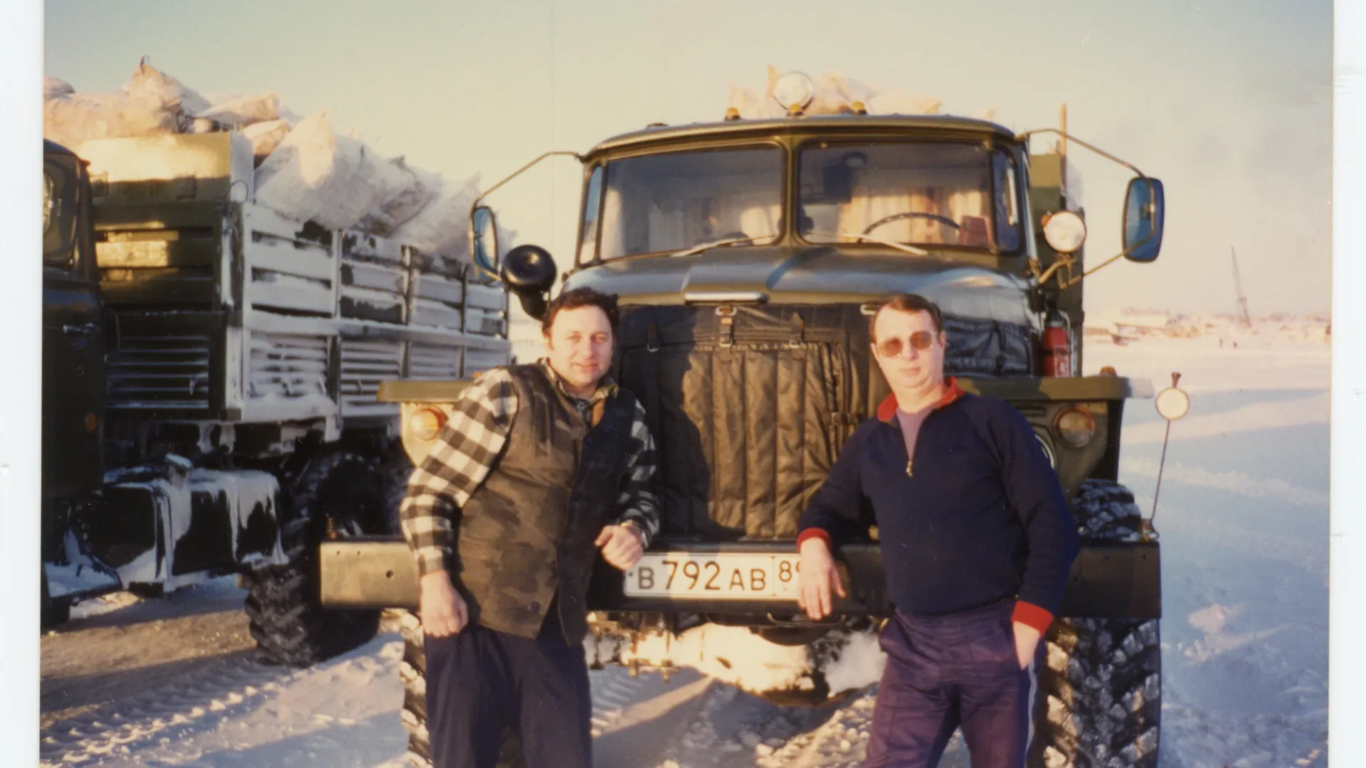 Главный герой с Александром Курцем, 1995 год. «Как-то подумал, что было бы неплохо запечатлеть наши рейсы, с тех пор стал брать в дорогу фотоаппарат».