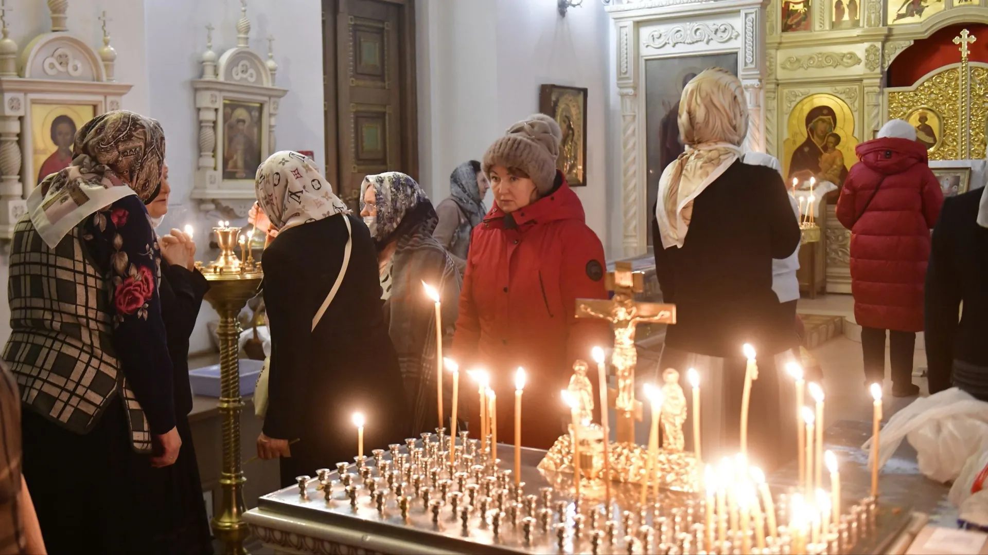 В день Воздвижения Креста Господня верующие идут в храм, чтобы помолиться. Фото: Андрей Ткачёв / «Ямал-Медиа»