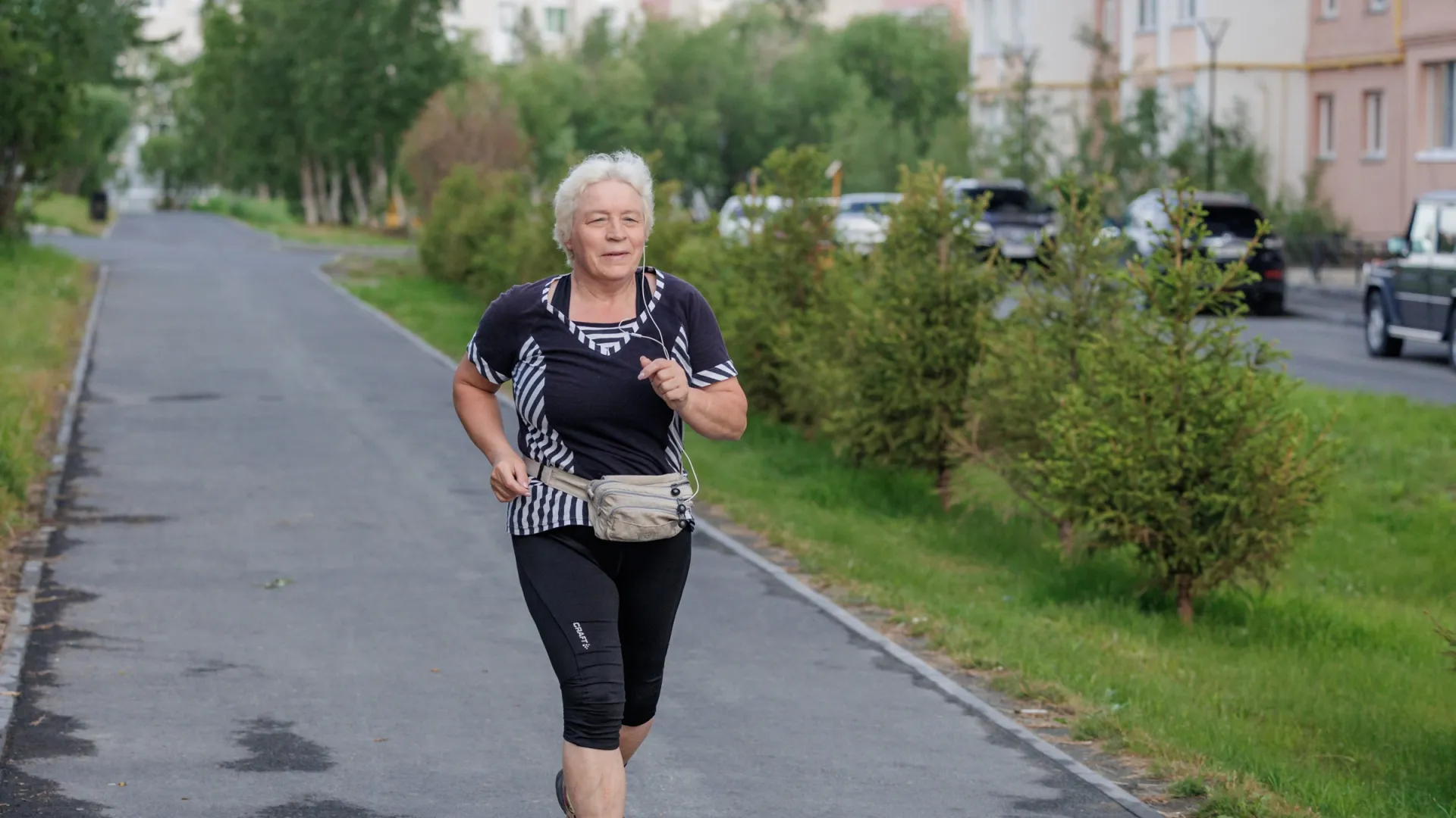 Любовь Степановна Булыгина на пробежке. Фото: Андрей Ткачев / «Ямал-Медиа»