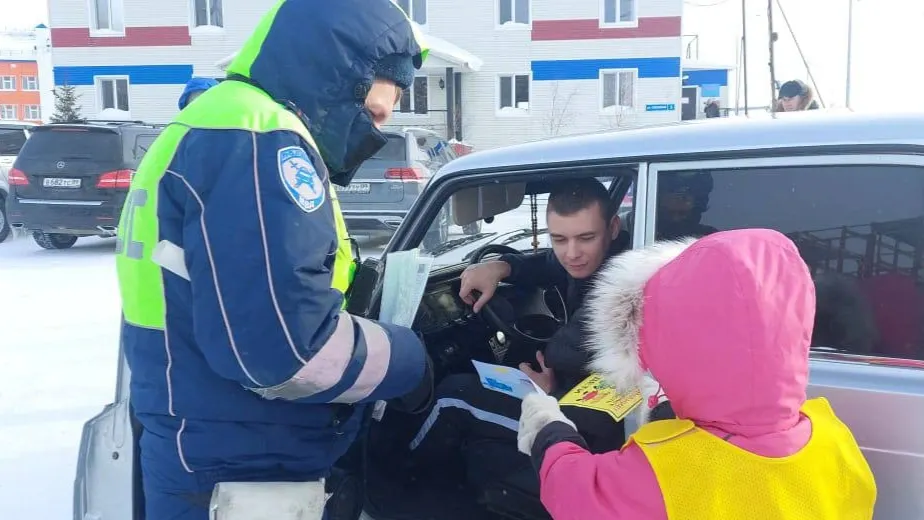 Юные инспекторы вручали водителям памятки. Фото: предоставлено ОГИБДД по Тазовскому району