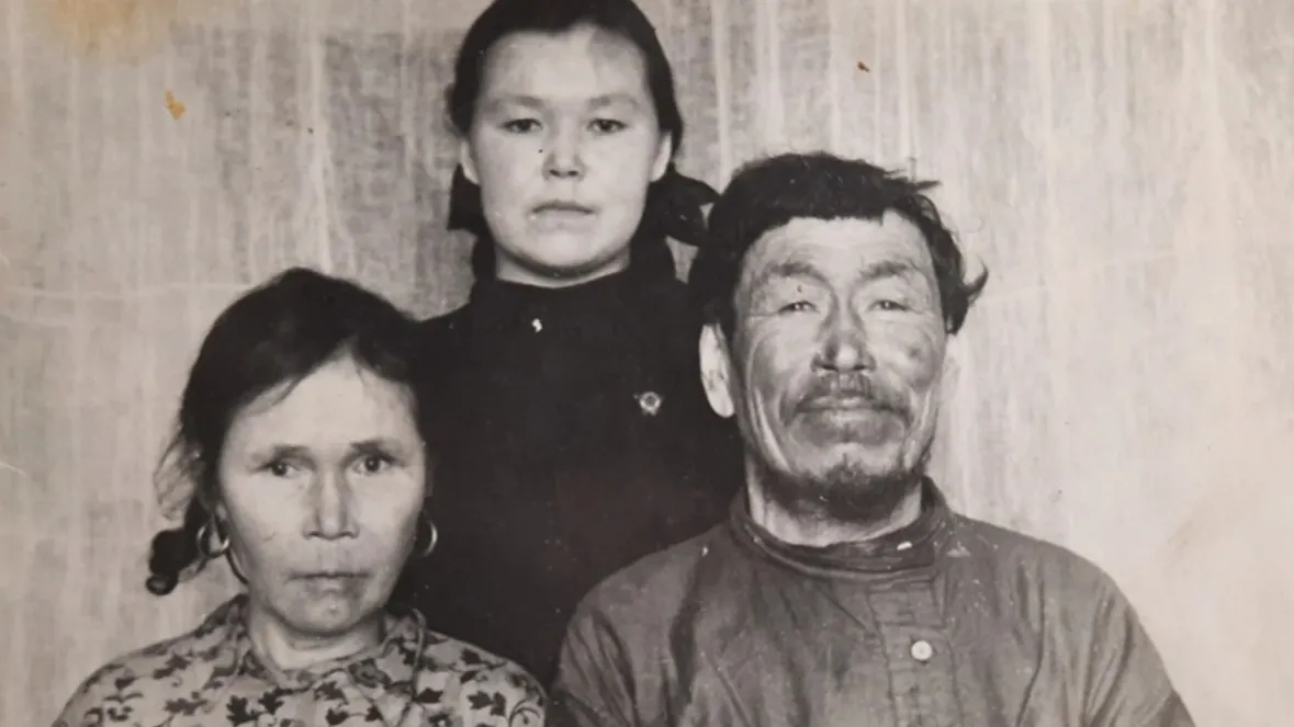 Приуральской район эваӆт Пандо Сюнзико Тюневич (ям пелакна) Мет ямас веӆпасӆаты-стахановец. Хор: Ольга Пандо.