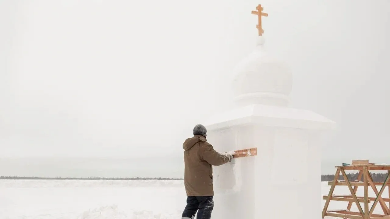 Возведение часовни с престолом из снега. Фото: t.me/noyabrskadmin