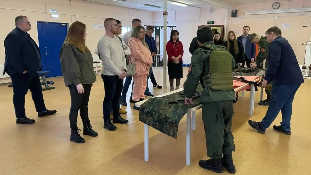 На первом занятии курсантов познакомили с автоматом Калашникова. Фото: предоставлено пресс-службой администрации Муравленко