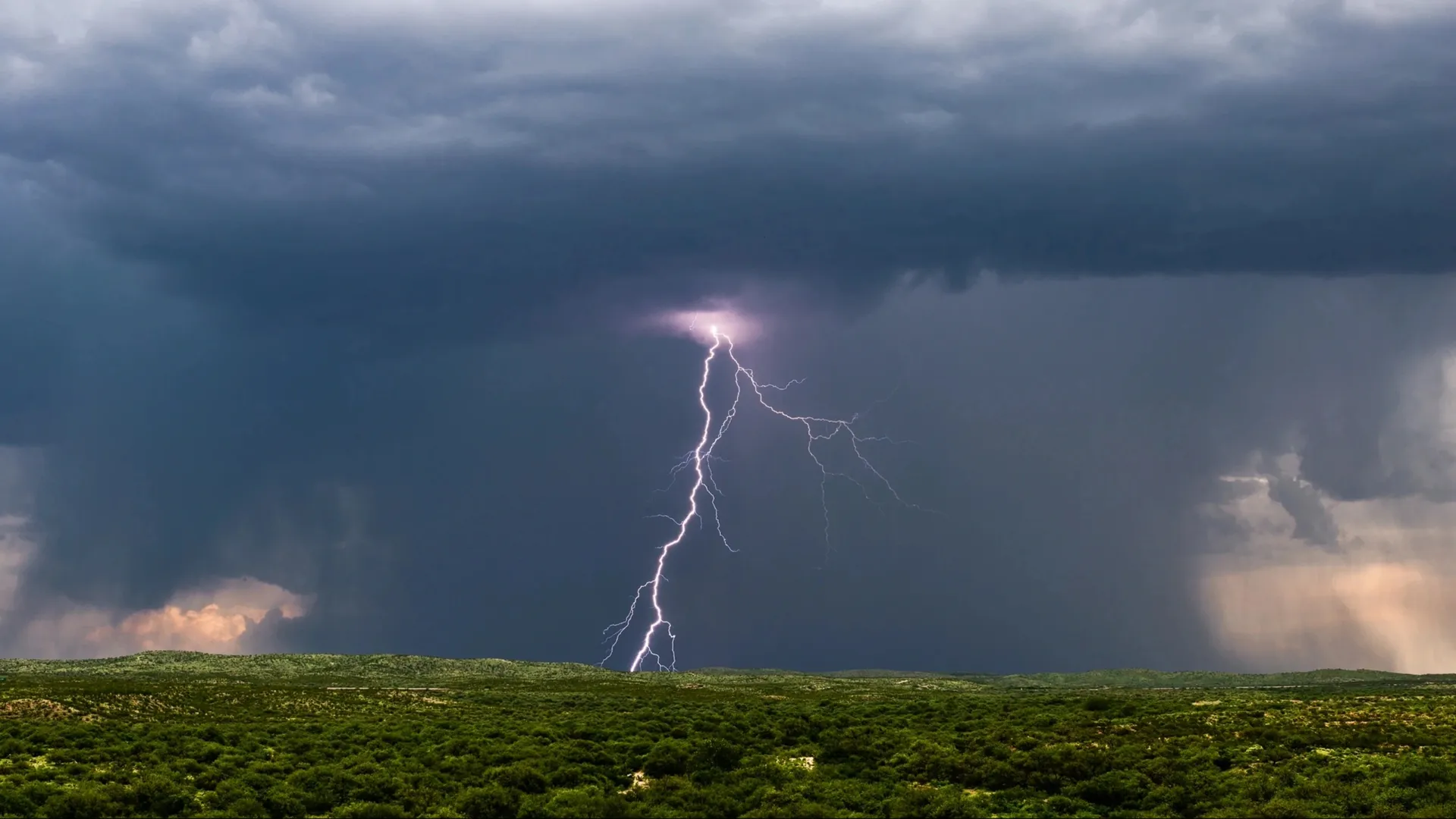 Пророк Илия – повелитель грома и молний. Фото: John D Sirlin / Shutterstock / Fotodom