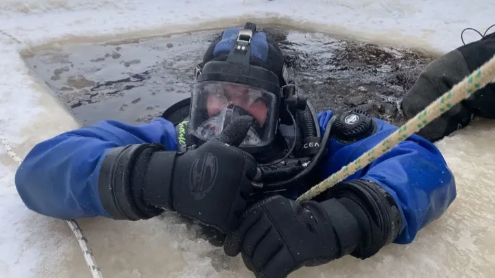 Водолазный костюм из неопрена легкий и удобный, он приспособлен и для ледяной воды. Фото: предоставлено пресс-службой ГКУ «Ямалспас»