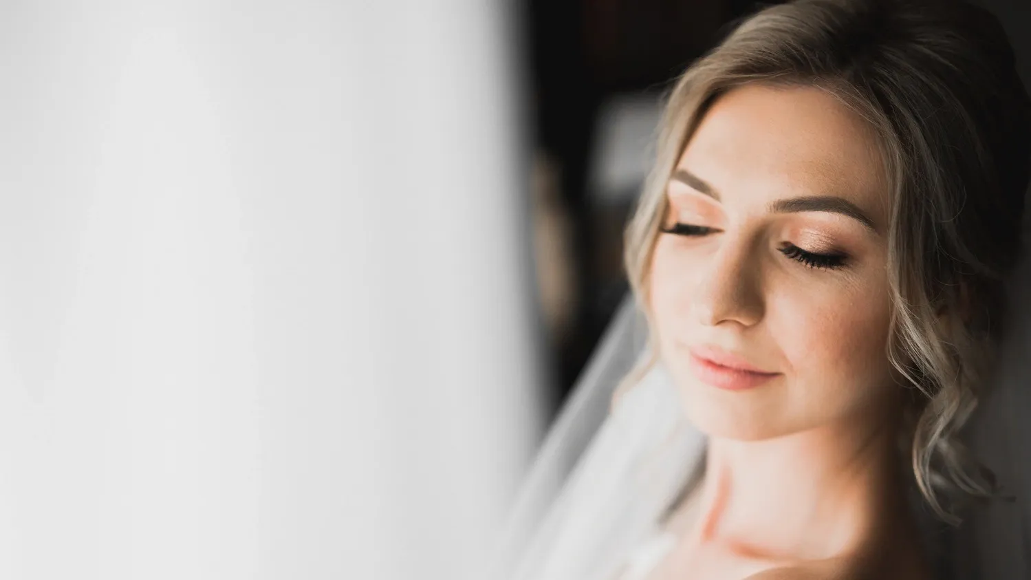 Девушки молятся святой, чтобы она помогла им выйти замуж. Фото: ProWeddingStudio /Shutterstock/Fotodom