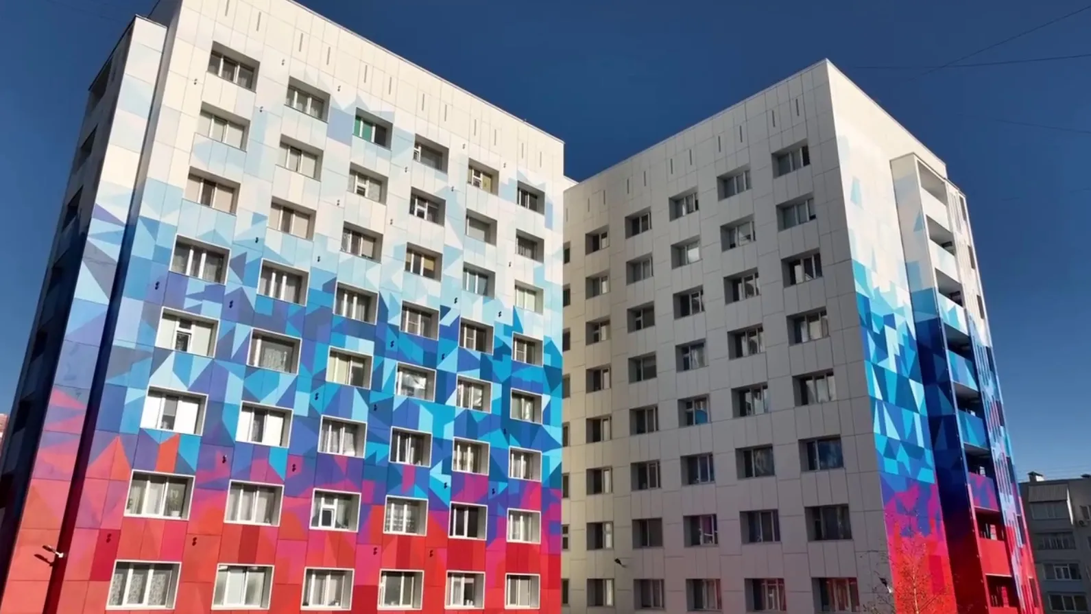 Дом-флаг на проспекте Мира в Ноябрьске. Фото: скриншот видео в телеграм-канале Алексея Романова / t.me/romanovblog