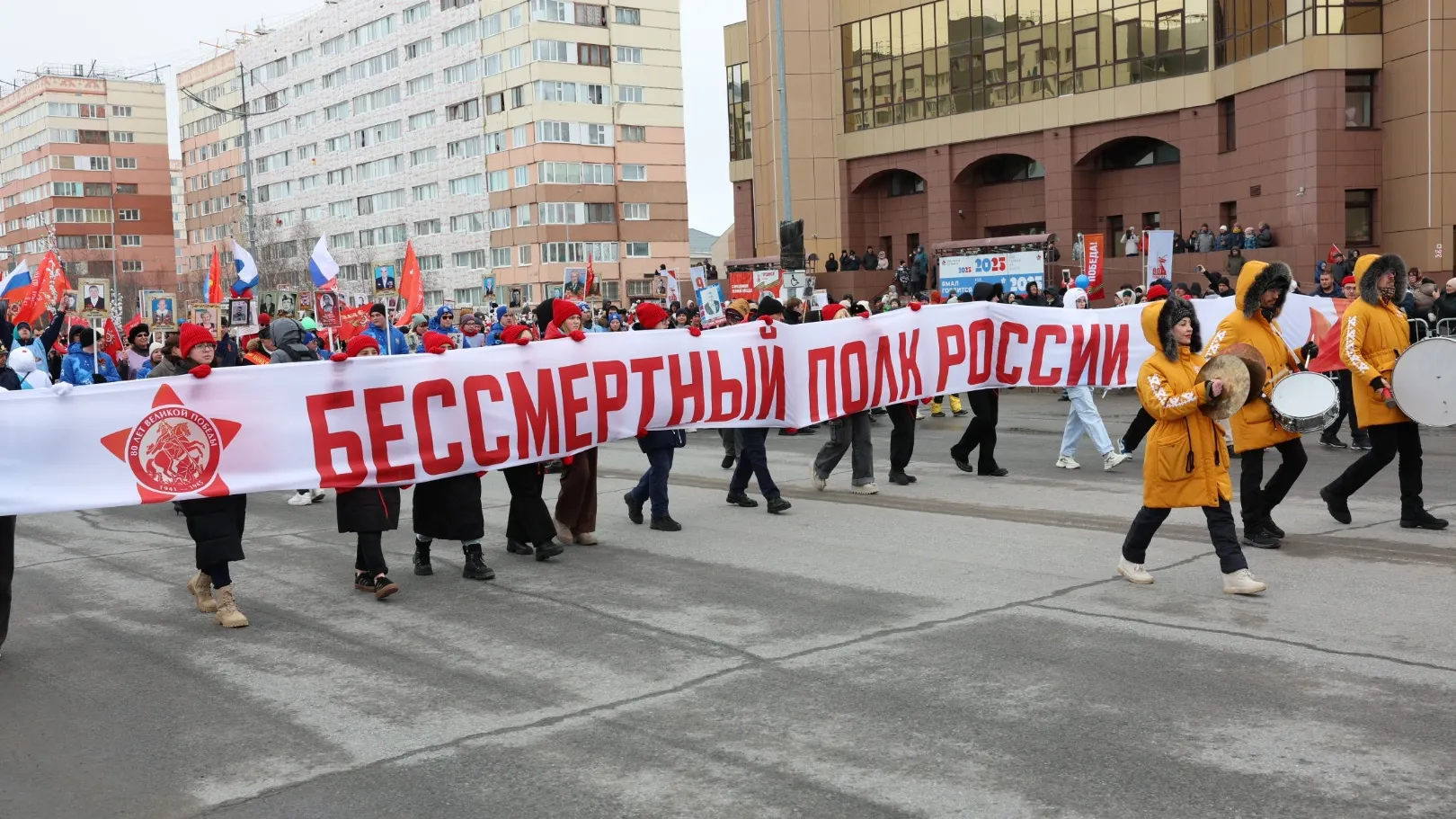 «Бессмертный полк» в Новом Уренгое. Фото: Александр Чирва / «Ямал-Медиа»