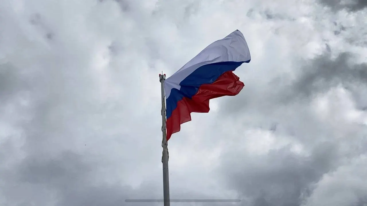 Для стяга подготовили внушительный по размерам флагшток. Фото: ГТРК «Вектор»