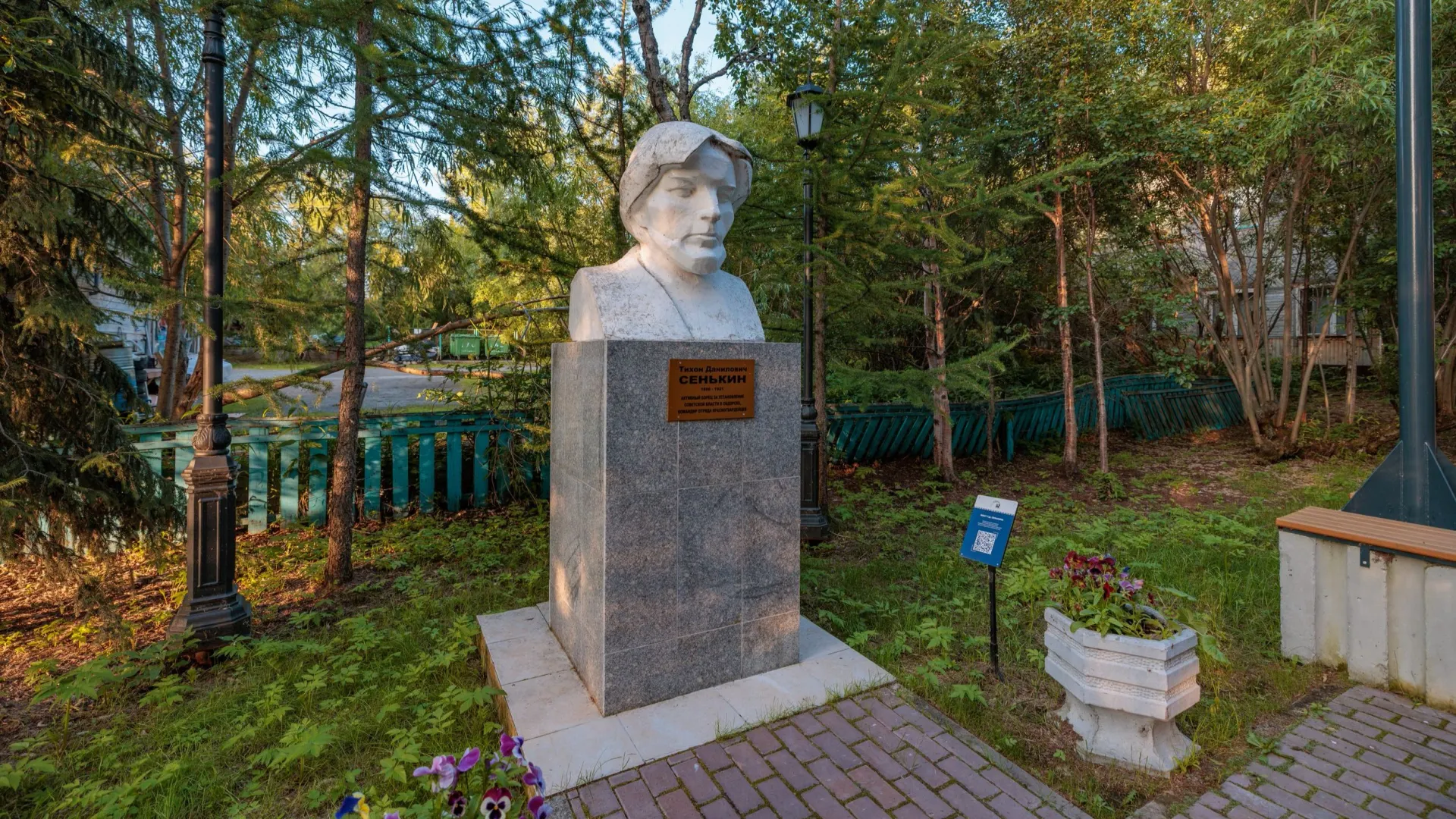 Бюст Тихона Сенькина. Фото: Сергей Зубков / «Ямал-Медиа»