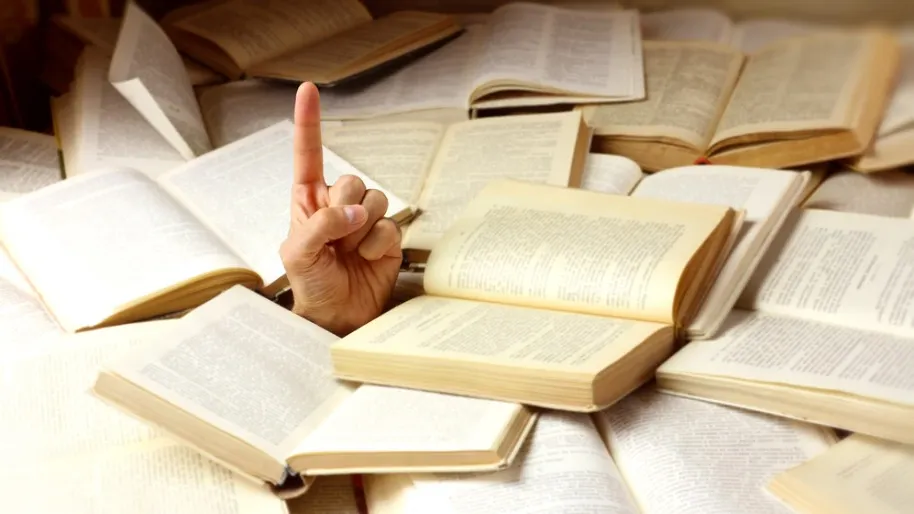 Причиной плохого состояния книги может стать не только её большой жизненный путь, но также неправильное пользование и хранение. Фото: d_odin / shutterstock.com / Fotodom