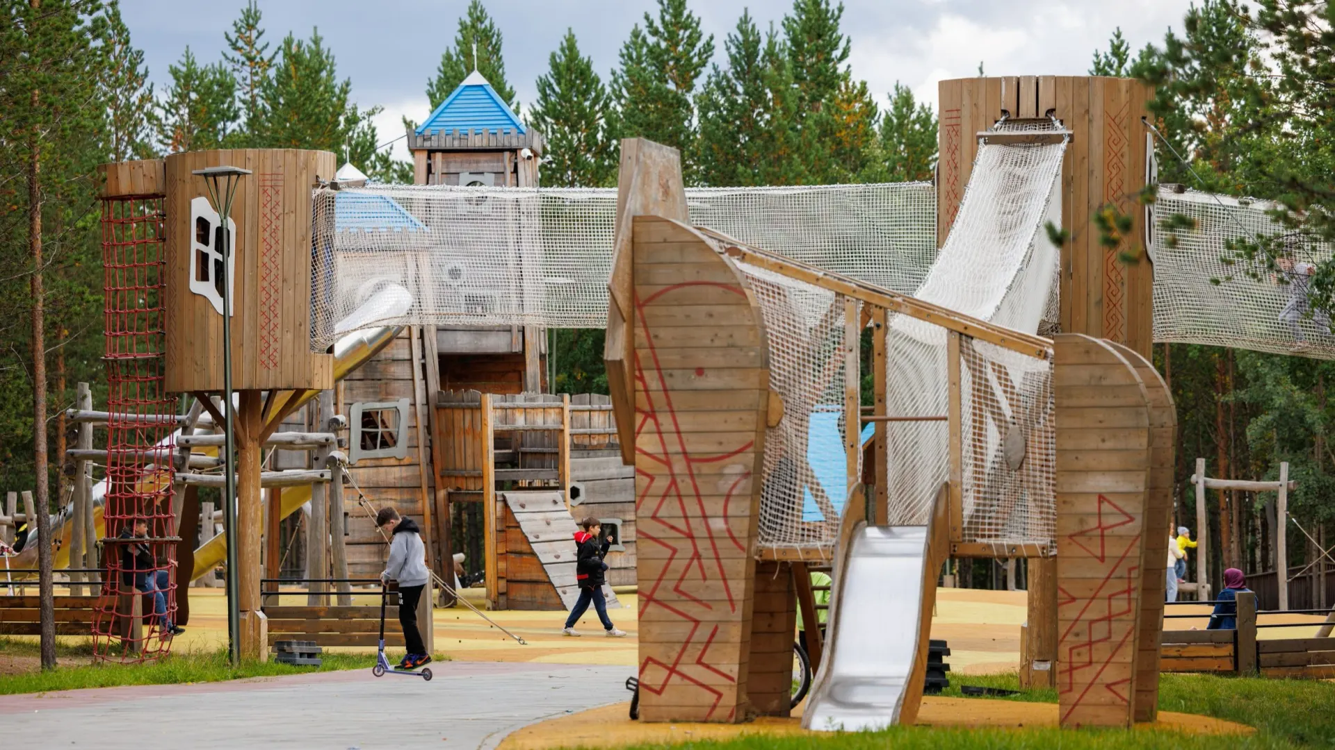 Городской парк — любимое место детей и молодежи. Фото: Юлия Чудинова / «Ямал-Медиа»