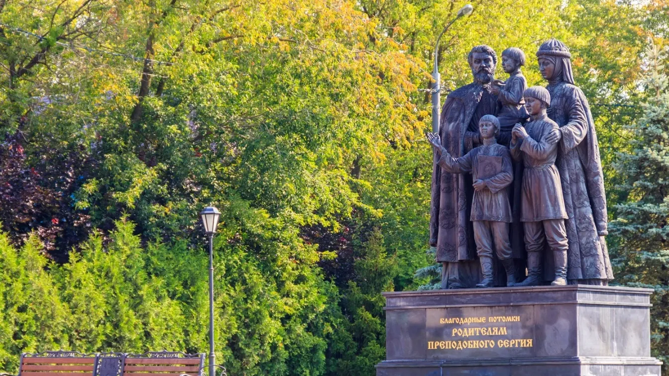 Памятник преподобным Кириллу и Марии с детьми в Сергиевом Посаде. Фото: Olha Solodenko/Shutterstock/Fotodom