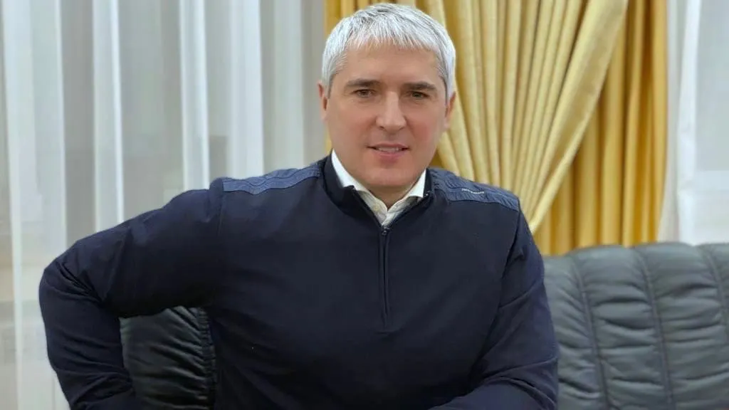 Мэр Ноябрьска рассказал о планах по сносу КСК «Ямал». Фото: https://vk.com/romanov_av89